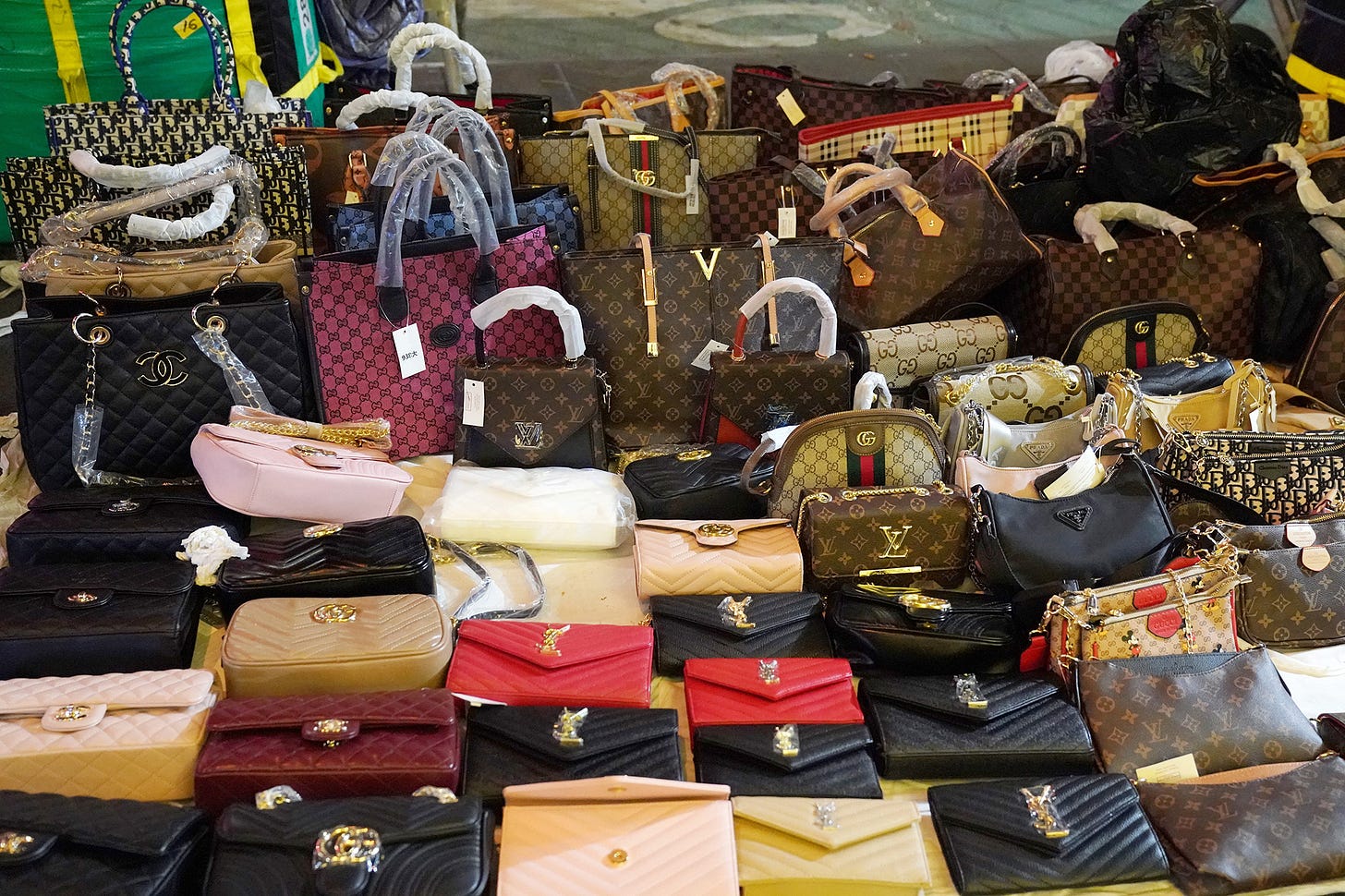 Dozens of fake designer purse vendors selling knock-offs to NYC holiday  shoppers