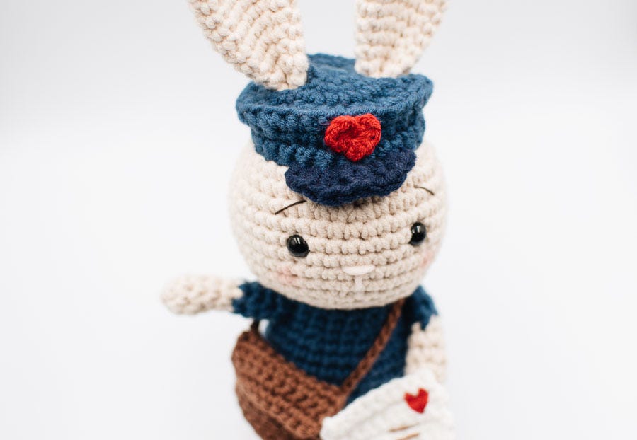 Jojo-the-mailman-bunny-amigurumi-pattern-41.jpg (900×622)