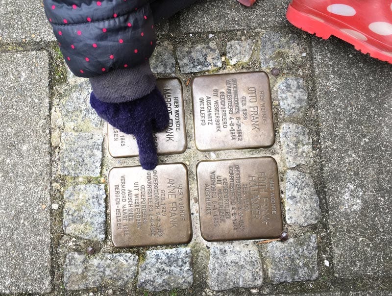Placa perto da verdadeira Casa de Anne Frank