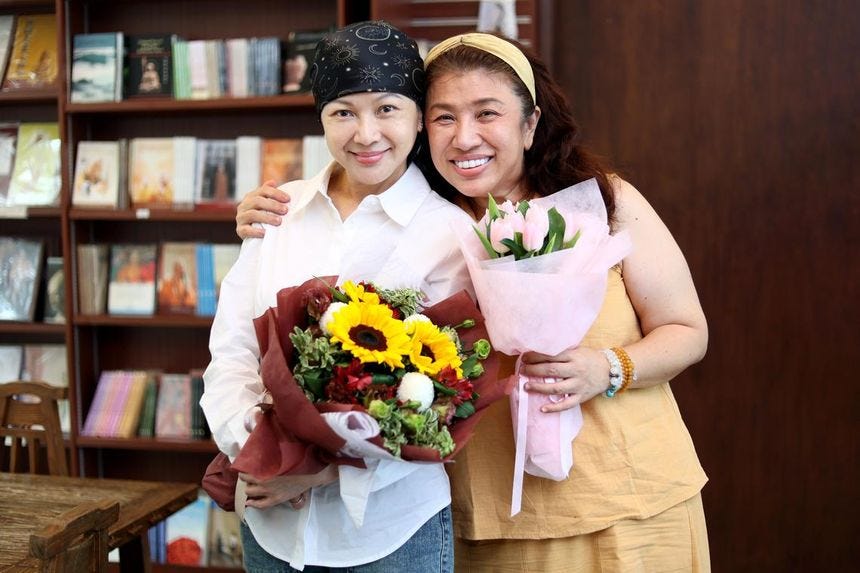 Singaporean getai personalities and sisters Angie Lau (left) and Liu Lingling in 2023. Lau died of cancer on Feb 9.