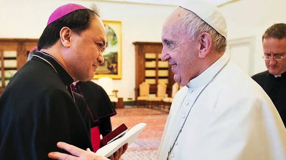 ‘SHARED MISSION’ Then Bishop Pablo Virgilio “Ambo” David has an audience with Pope Francis in Romein 2019. —FACEBOOK PHOTO