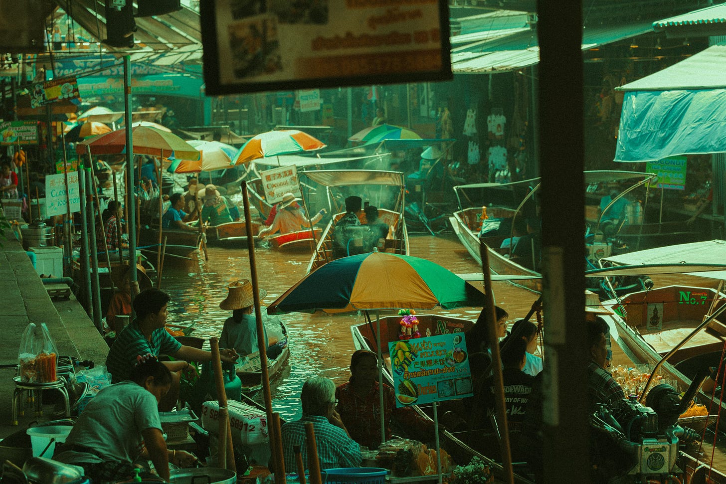 Damnoen Saduak, o mercado flutuante mais famoso da Tailândia localizado a 105km a oeste de Bangkok. Foto: Unsplash.