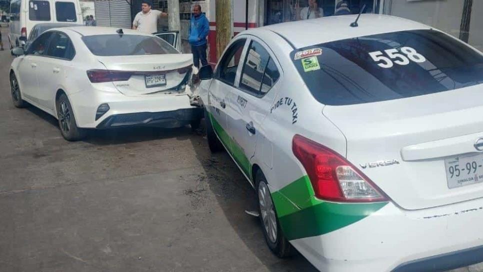 Taxista fallece tras sufrir un infarto y producir accidente vial en Los Mochis