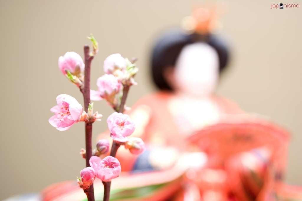 Flor del melocotonero y muñeca del Hina Matsuri