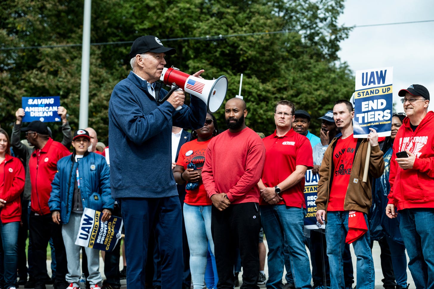 Biden Joins UAW Picket Line in Michigan - The New York Times