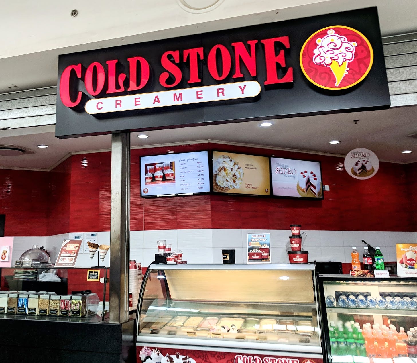 The front of a Cold Stone Creamery in a shopping mall