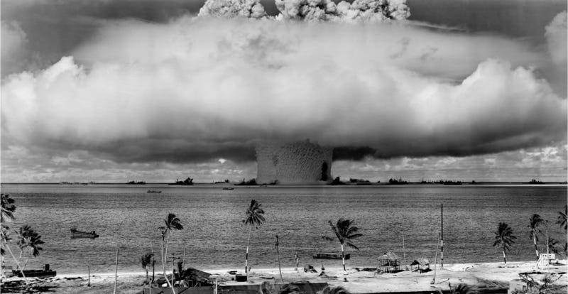 File:L'explosion "Baker", suite à l'opération Crossroads, un essai nucléaire de l'armée américaine sur l’atoll de Bikini, Micronesia, le 25 juillet 1946.png