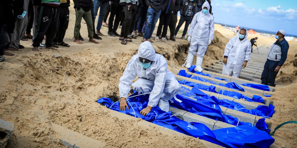  Palestinians bury the bodies of 80 Palestinians in a mass grave on Jan. 30, 2024, in Rafah, Gaza Strip. Photo: Mohammed Talatene/picture-alliance/dpa/AP 