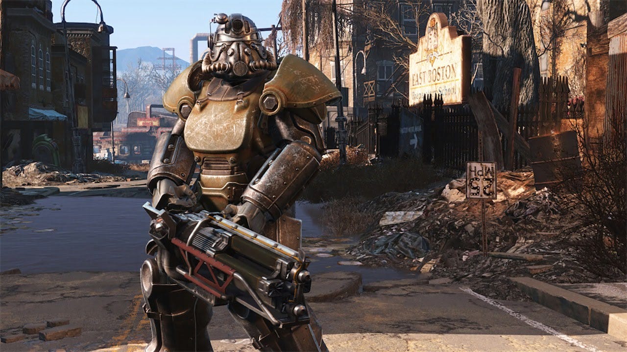 personagem de Fallout 4 vestido numa Power Armor, no meio da rua, a Power Armor é uma grande armadura consistente de peças de ferro e um capacete com estilo icônico. Segura também uma metralhadora minigun