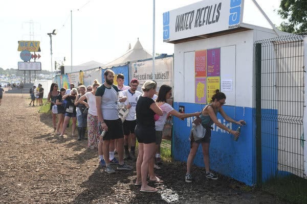 Attenborough Tells Glastonbury Crowd That Plastic Ban Will Have an Impact -  The New York Times