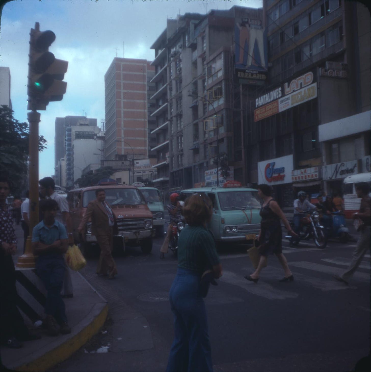 large representation of [Busy street in Caracas, Venezuela]. Side 1 of 1