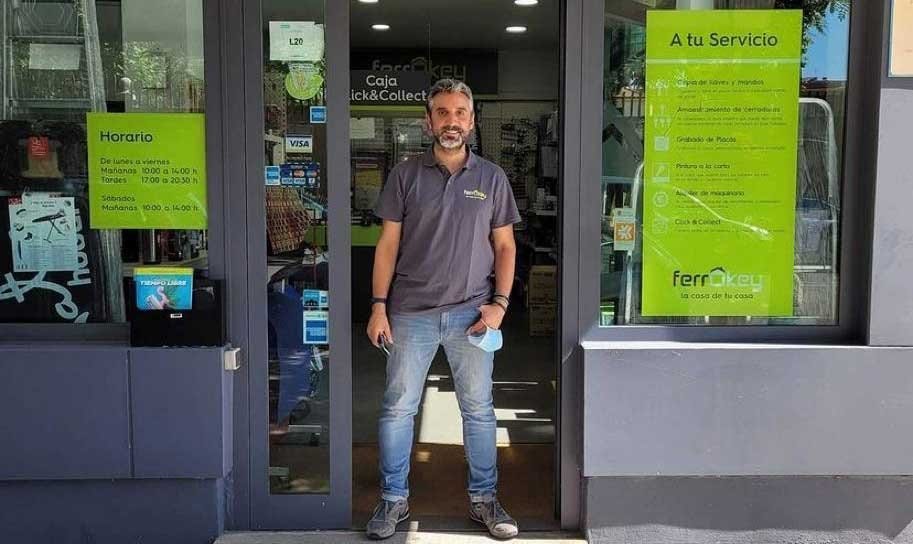 Juan Carlos Vázquez, en su ferretería de la calle Uruguay.