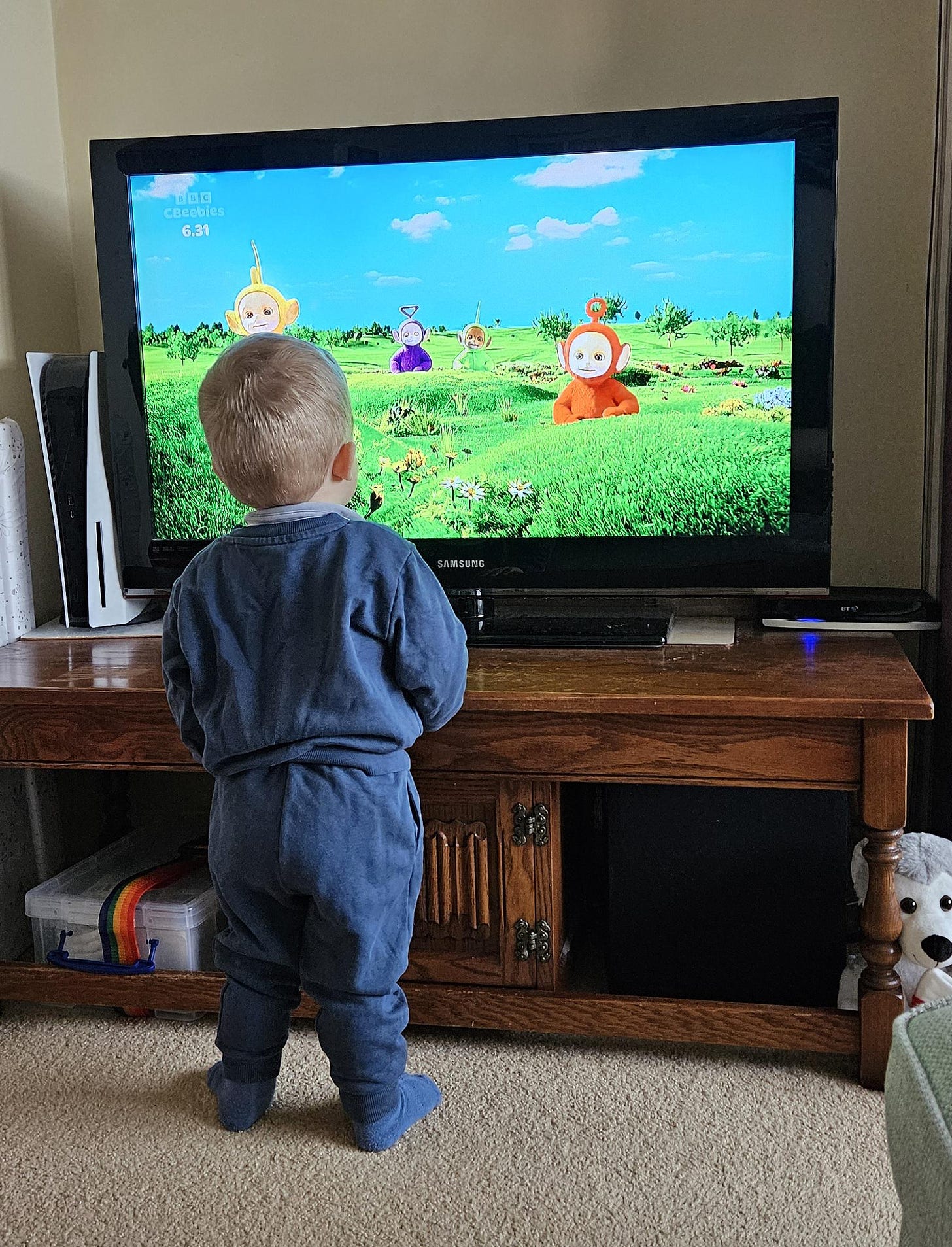 My son discovered Teletubbies this morning. I have never seen him stand  still for so long. : r/CasualUK