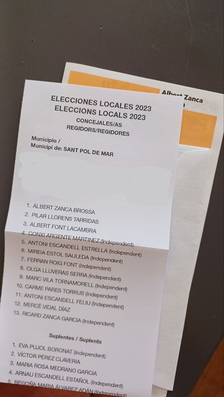 Il foglietto con la lista del candidato sindaco e delle candidate consigliere di uno dei partiti del paesello in cui vivo.