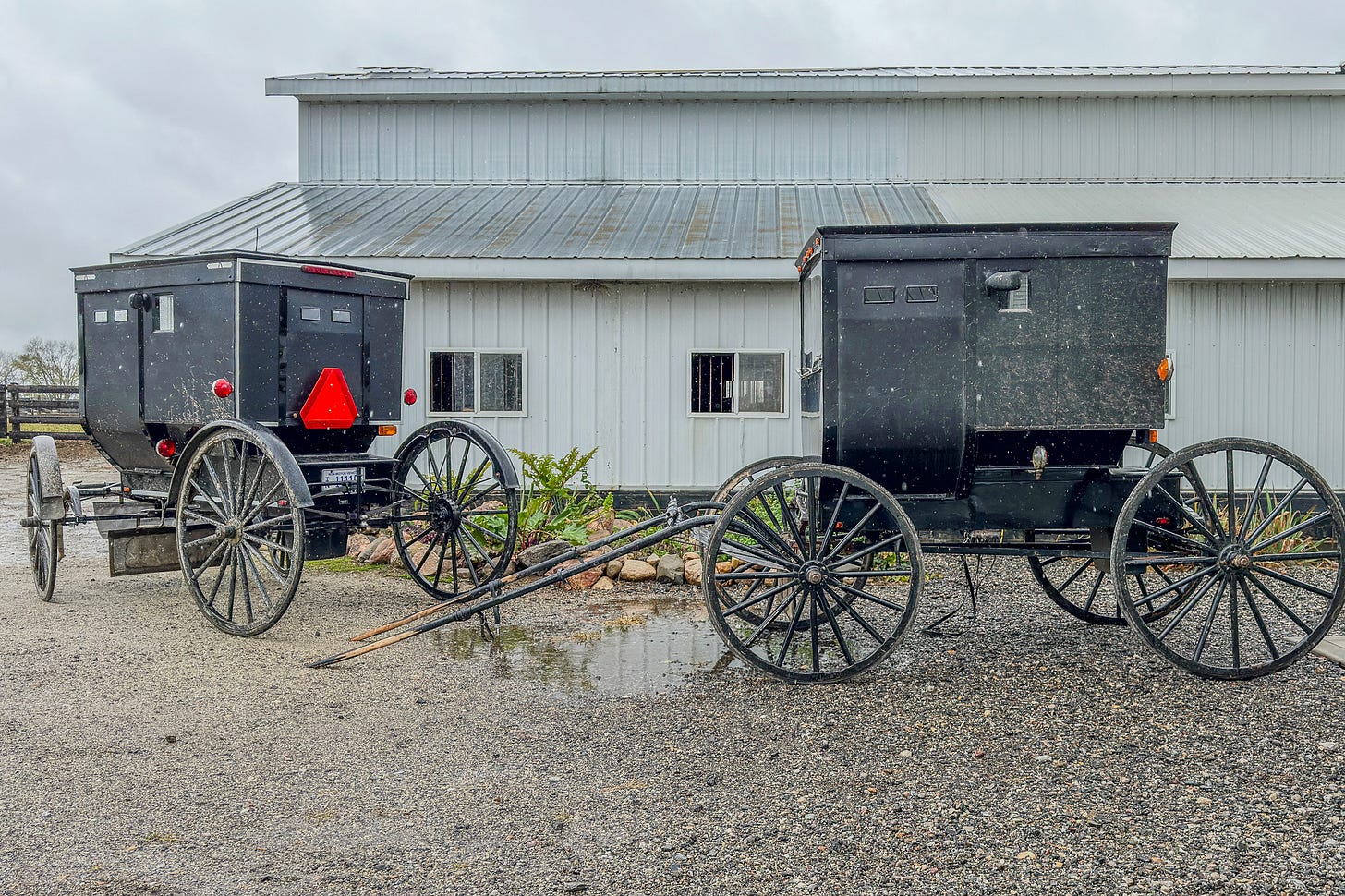 Buggys einer Mennoniten-Familie in Shipshewana