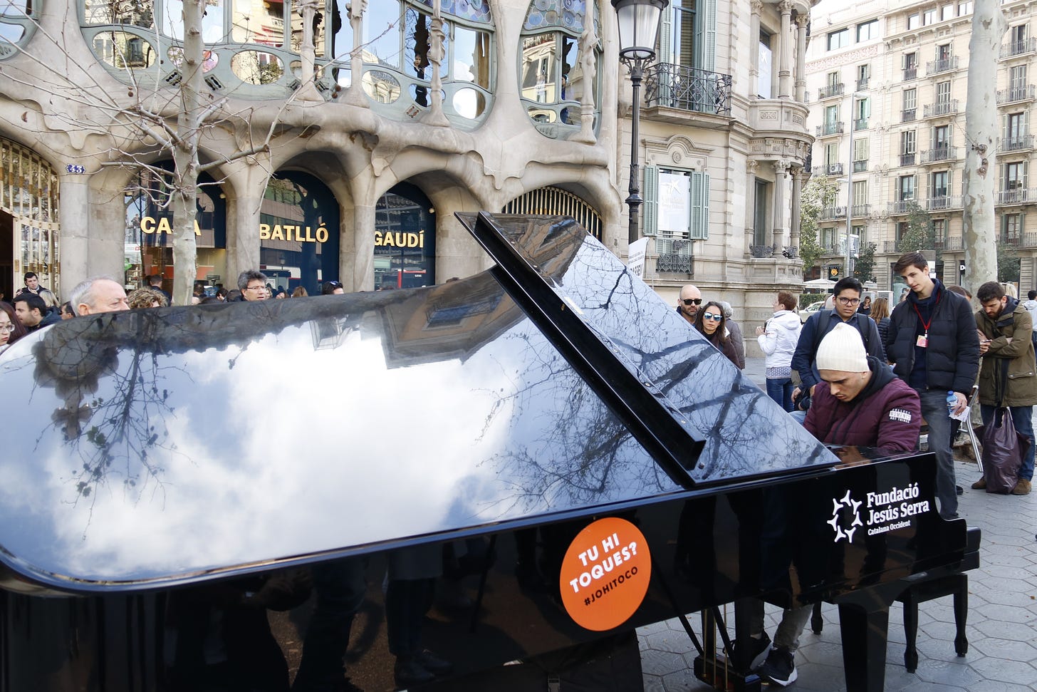 Barcelona's Passeig de Gràcia fills with pianos