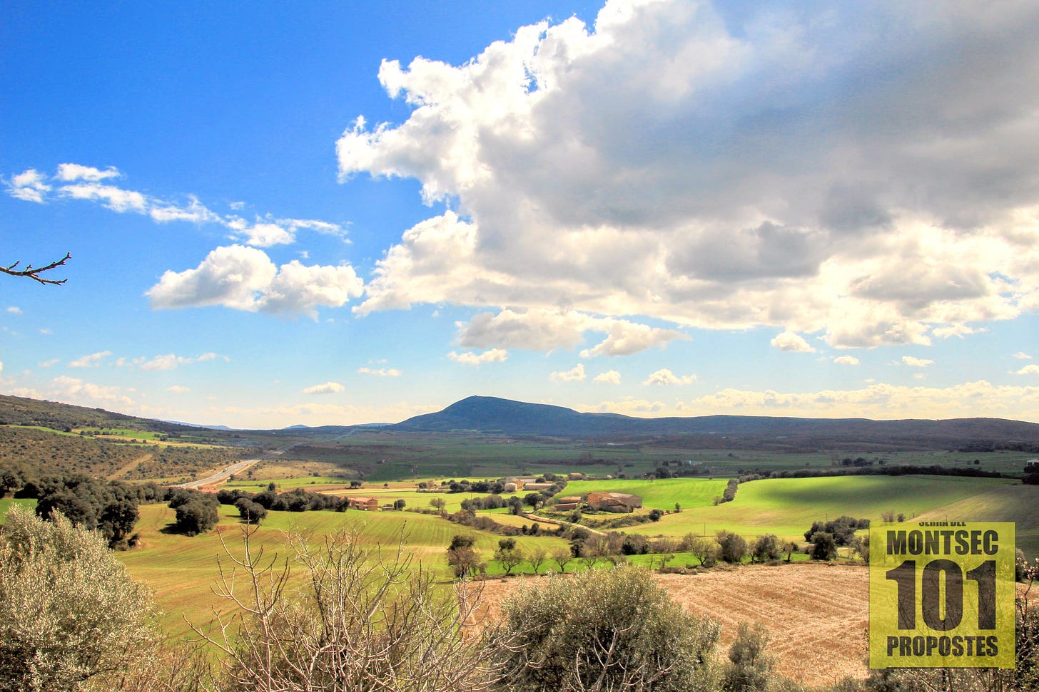 La gran plana del pòlie de Purroi, o de Saganta, o de Castelló del Pla. A la dreta, la carretera nacional 230 i al fons el tossal de Sant Quilis. Benavarri, Ribagorça d’Osca. Aragó.