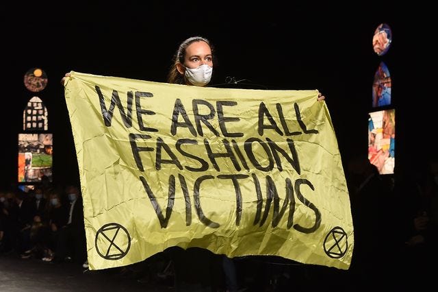 Protesta sfilata Louis Vuitton e non solo quando è successo
