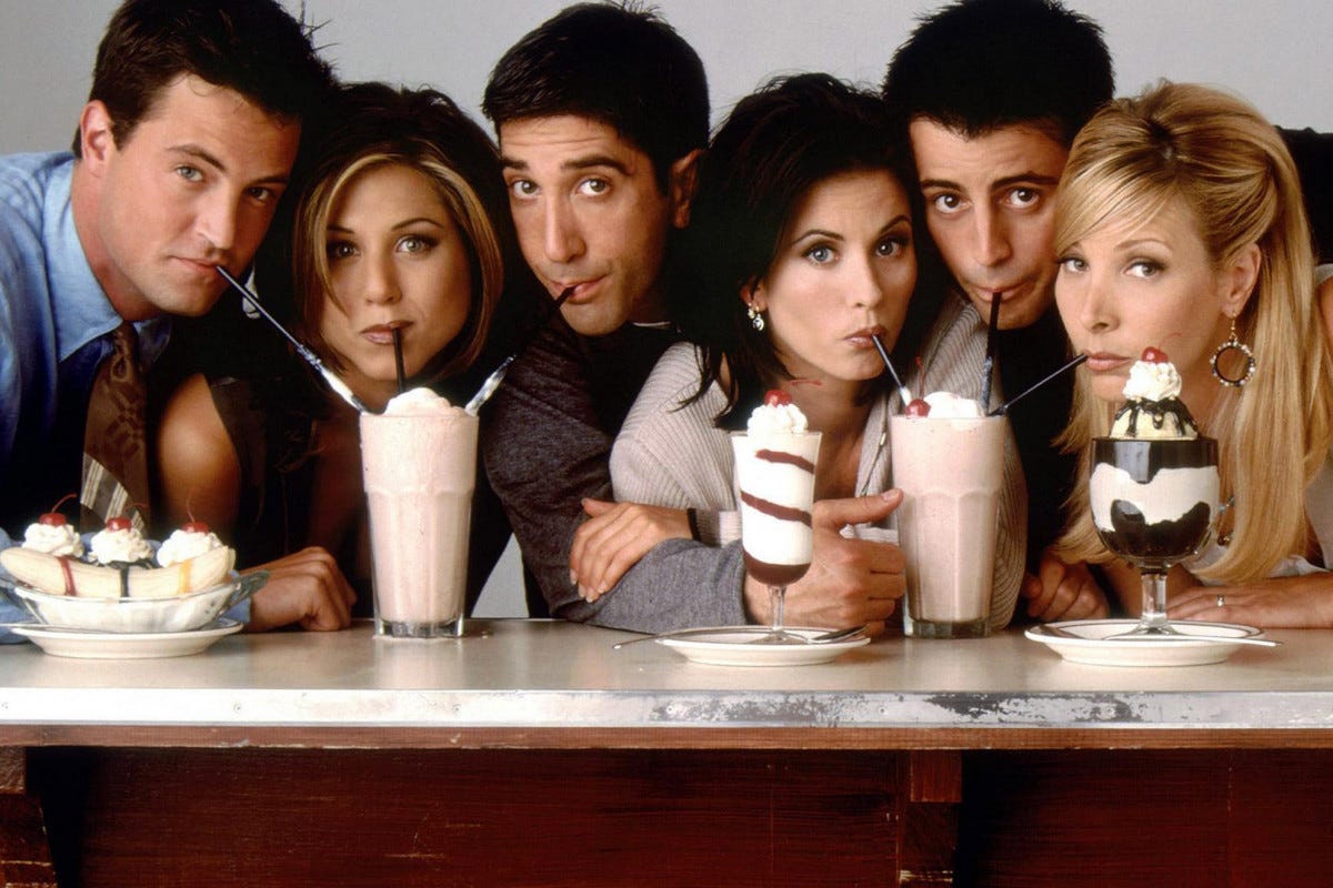 Photo du casting des acteurs de Friends, en train de partager des milkshakes.