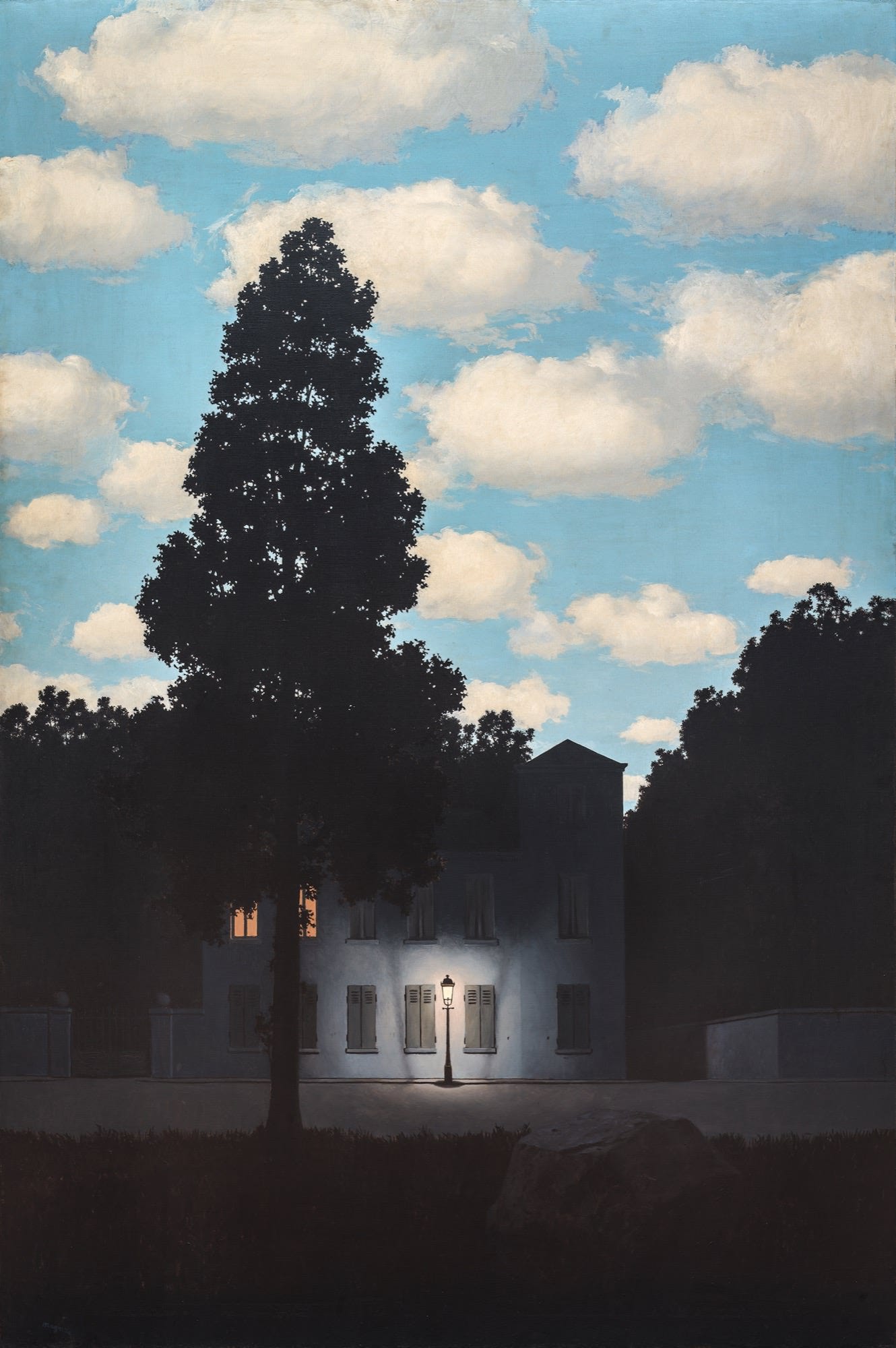 Esta pintura mostra uma casa com uma luz na frente, cercada por árvores e um céu azul cheio de nuvens brancas. A casa está situada em um ambiente externo e há uma luz de rua em um poste em frente a ela. A árvore mais próxima da casa é alta contra o pano de fundo do céu, com seus galhos alcançando as nuvens brancas e fofas acima.