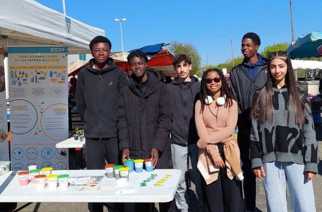 jeunes au marché des Blanchères présentant le jeu Memotri jeunes au marché des Blanchères présentant le jeu Memotri