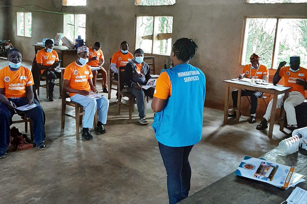 A facilitator from Cameroon’s United Youths Organization leads a HeForShe dialogue with men in the municipality of Batibo. Participants wear shirts with the hashtag #TogetherAgainstGBV. Photo: United Youths Organization.