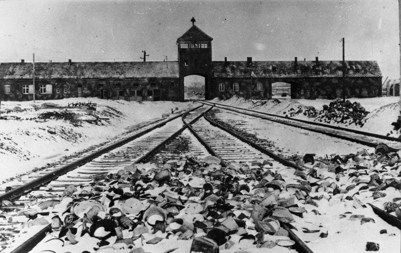 Fil:Bundesarchiv B 285 Bild-04413, KZ Auschwitz, Einfahrt.jpg