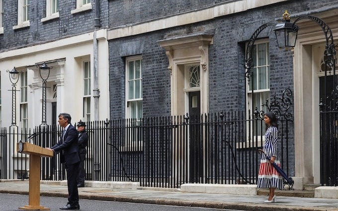 O primeiro-ministro britânico cessante, Rishi Sunak, faz seu discurso no número 10 da Downing Street