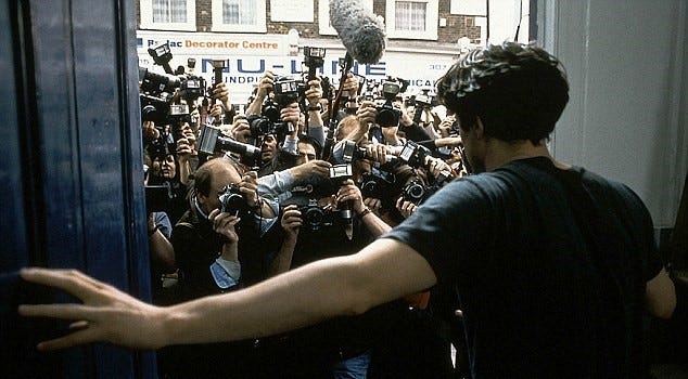 Hugh Grant answers the door to the Paparazzi in Notting Hill