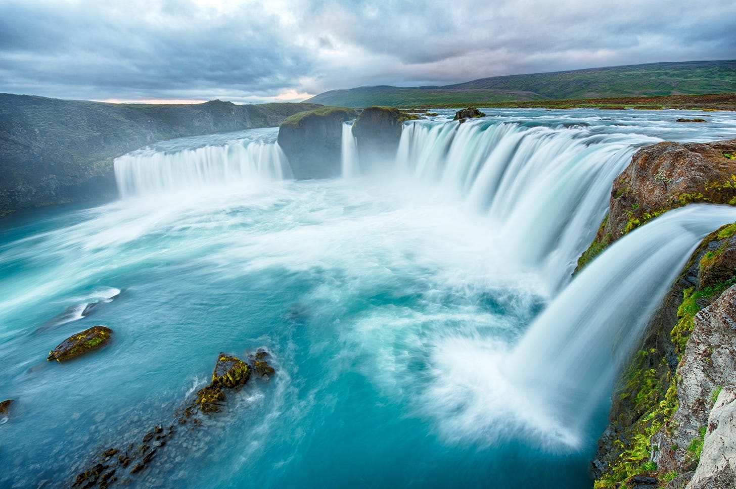 Majestic Waterfall: 4K Ultra HD Nature Wallpaper