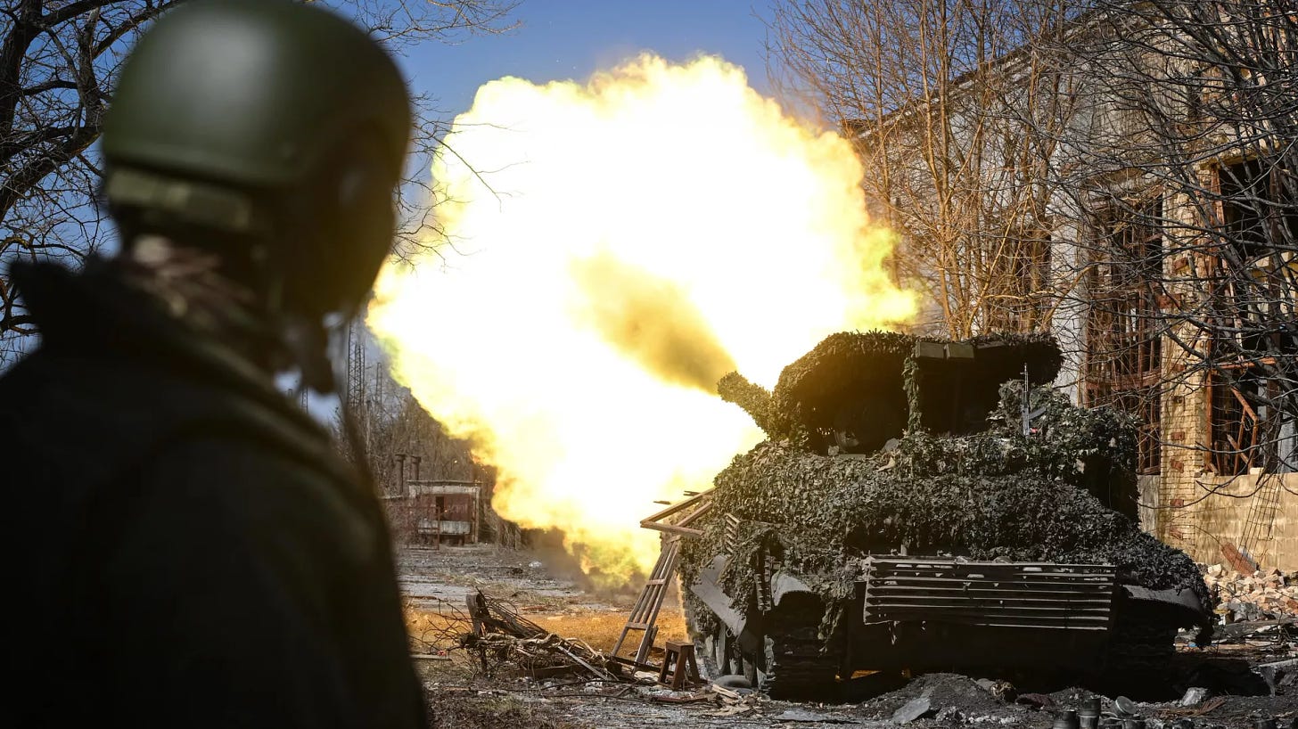 Russian servicemen fire from T-72B tank in the Avdeyevka sector - Sputnik International, 1920, 04.07.2024