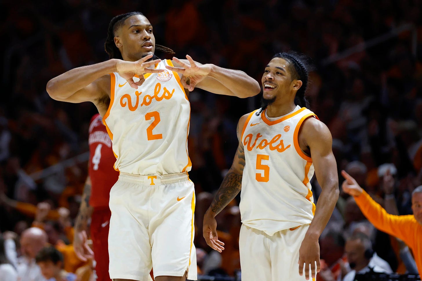 KNOXVILLE, TENNESSEE - JANUARY 04: Chaz Lanier #2 and Zakai Zeigler #5 of the Tennessee Volunteers reacts to a play during the second half of the game against the Arkansas Razorbacks at Thompson-Boling Arena on January 04, 2025 in Knoxville, Tennessee.  (Photo by Johnnie Izquierdo/Getty Images)