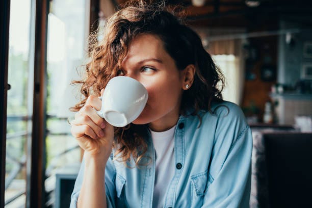 747.000+ Tomando Café Fotografías de stock, fotos e imágenes libres de  derechos - iStock | Taza de café, Desayuno, Tomando te