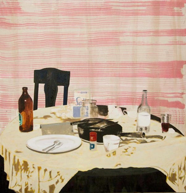 Pintura de uma mesa redonda com alguns elementos básicos de uma refeição em cima, como prato, talheres, garrafa de bebida, copo, saleiro, uma travessa...