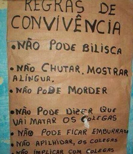 cartaz manuscrito: "regras de convivência. não pode bilisca. não chutar, mostrar a língua. não pode morder. não pode dizer que vai matar os colegas. não pode ficar emburrada. não apilhidar, os colegas. não implicar com colegas"