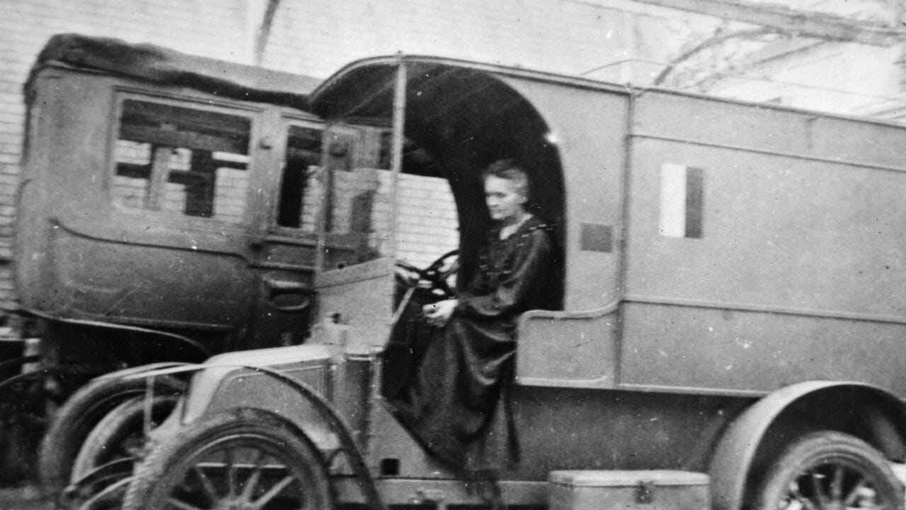 Marie Curie au volant d'une voiture radiologique
