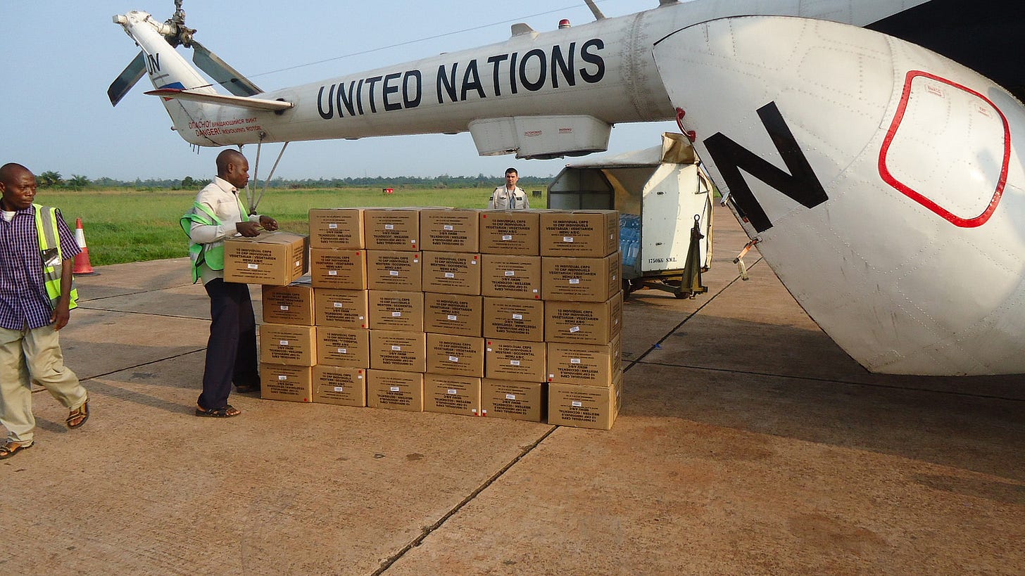 Aerei ed elicotteri delle Nazioni Unite scaricano medicinali e aiuti all'aeroporto di Mbandaka nella Repubblica Democratica del Congo durante l'epidemia di Ebola del 2014. Credit: MONUSCO/James Botuli / Flickr. Licenza: CC BY-SA 2.0. 