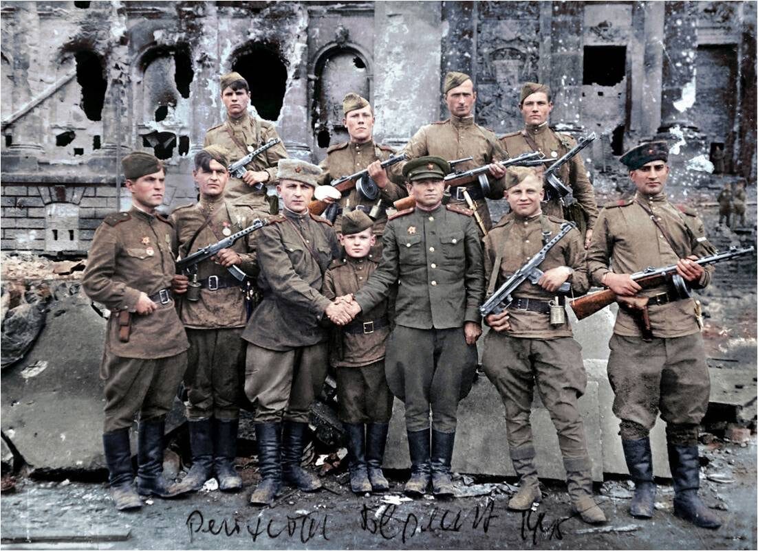 Парад Победы 1945 года- Слава Красной Армии

Берлин, 2 мая 1945 года. На ступенях только что взятого рейхстага бойцы 756-го полка 150-й Идрицкой стрелковой дивизии. В верхнем ряду, справа – разведчики Михаил Егоров и Мелитон Кантария, водрузившие Знамя Победы над Рейхстагом. А в центре нижнего ряда – 14-летний сын полка