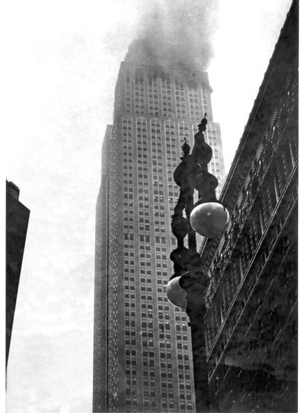 Røykbølger fra Empire State Building i New York, 28. juli 1945, etter at en Army B-25-bombefly på vei til Newark Airport styrtet i de øverste etasjene i skyskraperen. Branner ble startet i de øverste elleve etasjene av bygningen.