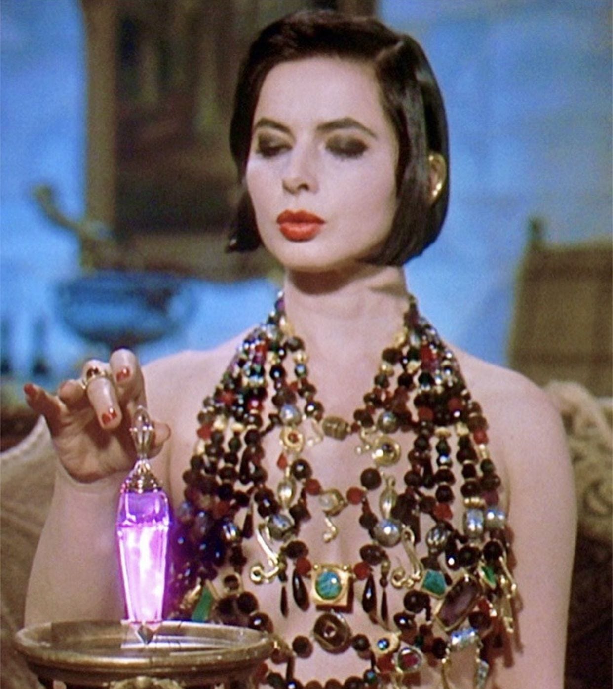 Булма on Twitter: "Isabella Rossellini in Death becomes her. That's it.  That's the tweet. https://t.co/SG84DhKApF" / Twitter