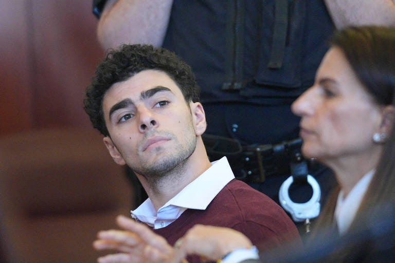 Luigi Mangione diz ser inocente de acusação de matar CEO - 23/12/2024 -  Mercado - Folha