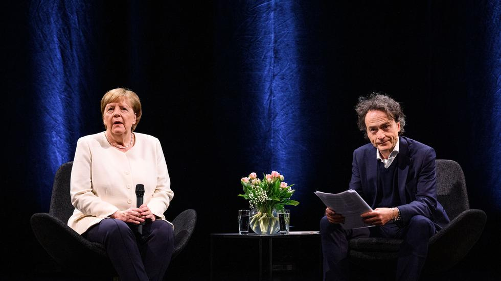 Angela Merkel: Angela Merkel im Gespräch mit Giovanni di Lorenzo