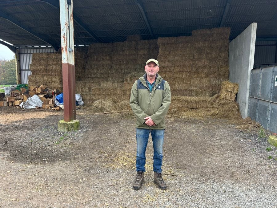 Guy Tucker em pé em sua fazenda