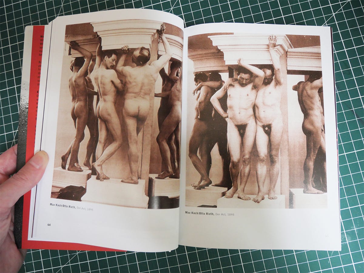 Photos de 1895 de Max Koch et Otto Rieth qui représentent des hommes nus entourant une colonne architecturale, laissant penser qu'ils en sont les piliers.