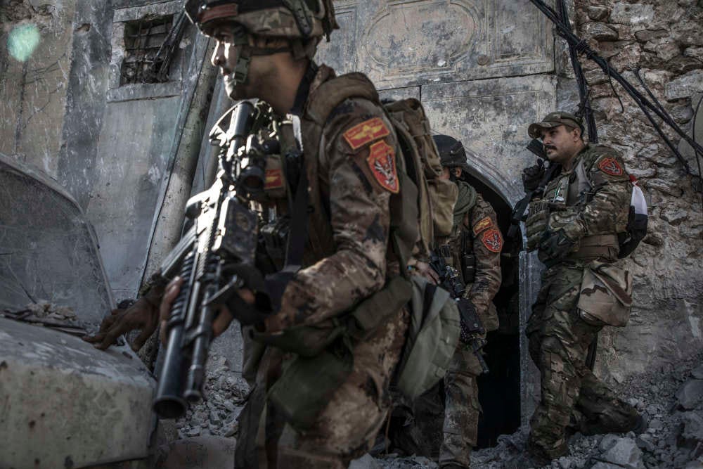 Un commando continue sa percée.