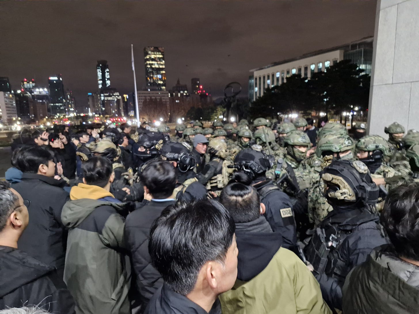 File:South Korean soldiers outside the National Assembly.png - Wikimedia  Commons