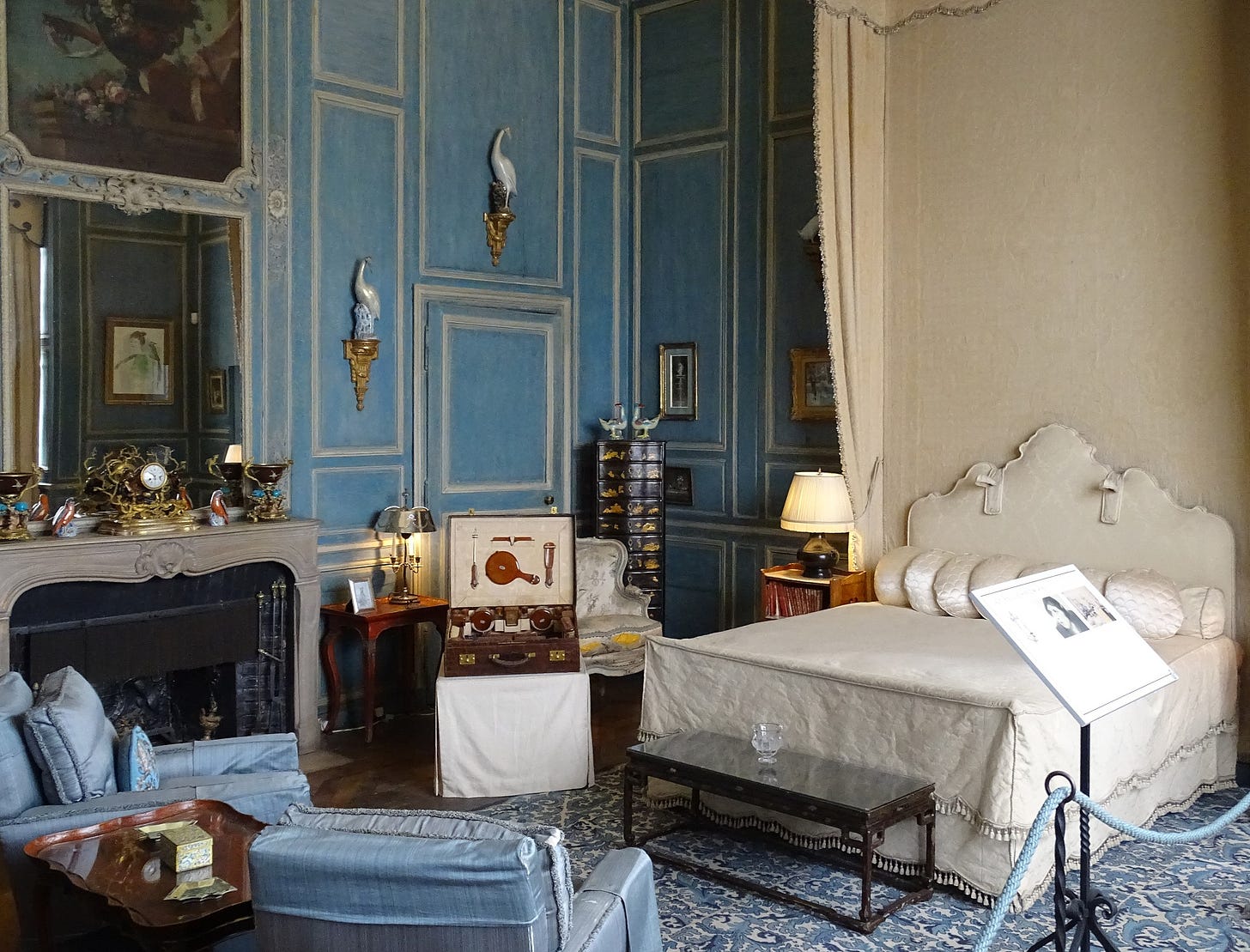 Lady Baillie’s bedroom, decorated in the French Régence style of the 18th century. The panelling was limed and glazed, the colour rubbed in dry, and then beeswaxed. [Image by Ad Meskens CCA-SA.4.0 via Wikimedia