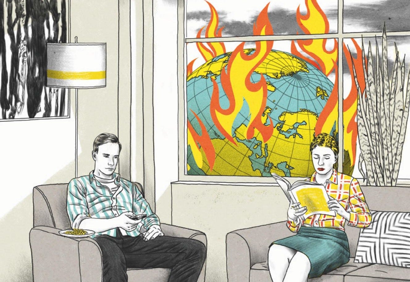 Ausschnitt des Buchcovers von Jens Beckerts Sachbuch „Verkaufte Zukunft: Warum der Kampf gegen den Klimawandel zu scheitern droht“. Comic-artige Zeichnung von zwei Menschen, die lesend und fernsehend in einem Wohnzimmer sitzen, während im Fenster hinter ihnen der in Flammen stehende Planet Erde zu sehen ist. (Bild: Suhrkamp)