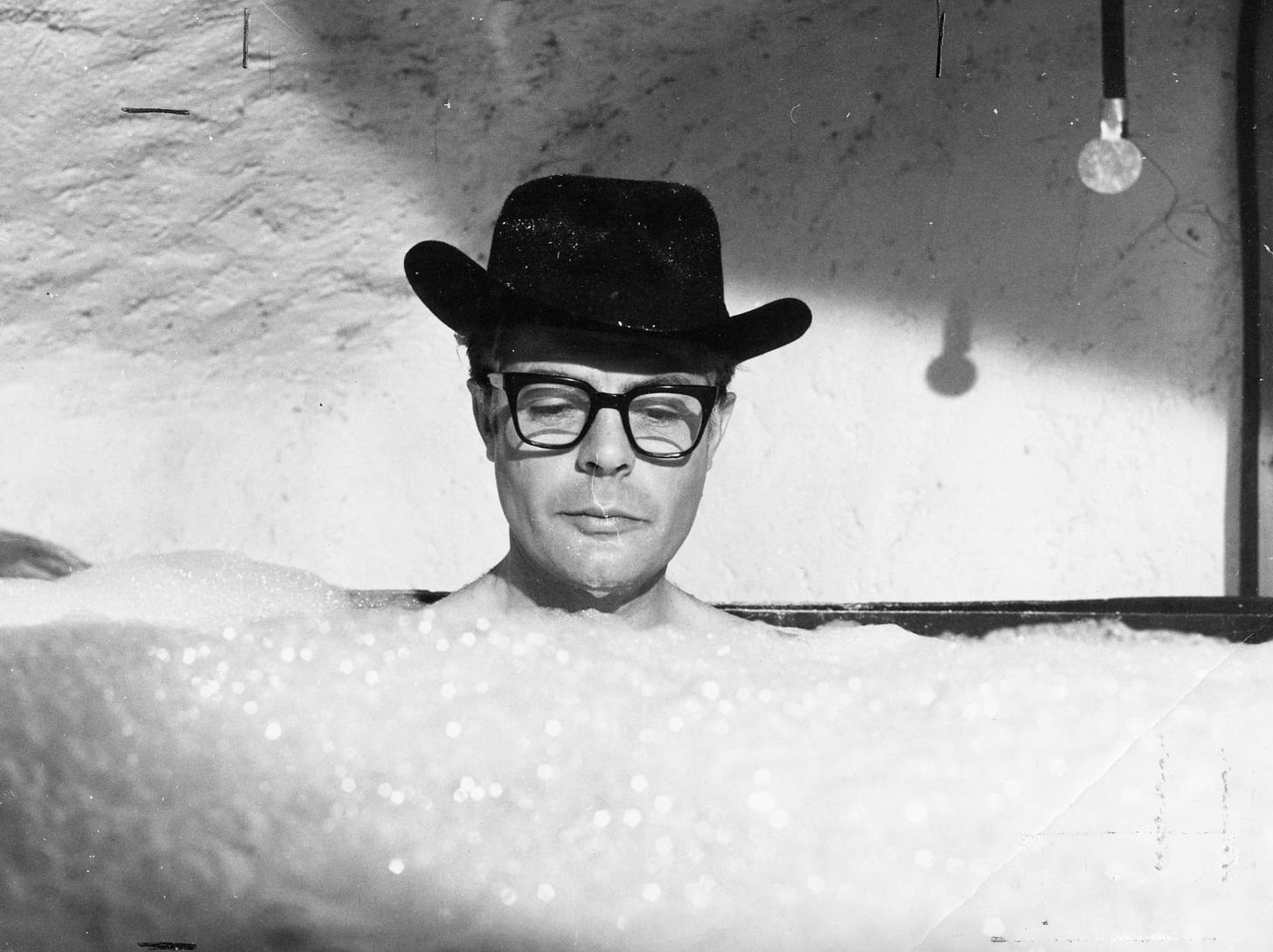 Marcello Mastroianni takes a bubble bath in a cowboy hat