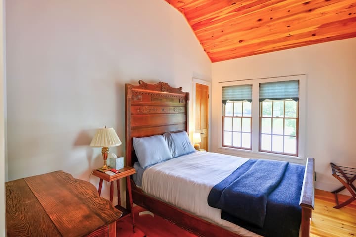 Spacious bedroom with view of the lake.